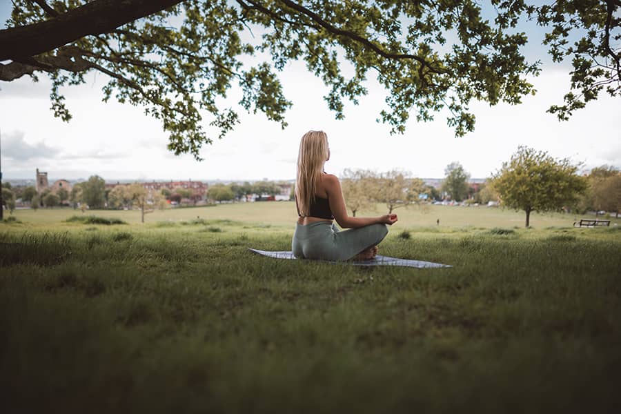 woman_sits_under_tree